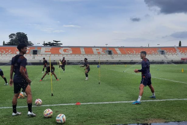 Para pemain Pesut Etam pun telah menjajal kondisi lapangan pada sesi latihan Jumat (14/2/2025) sore.