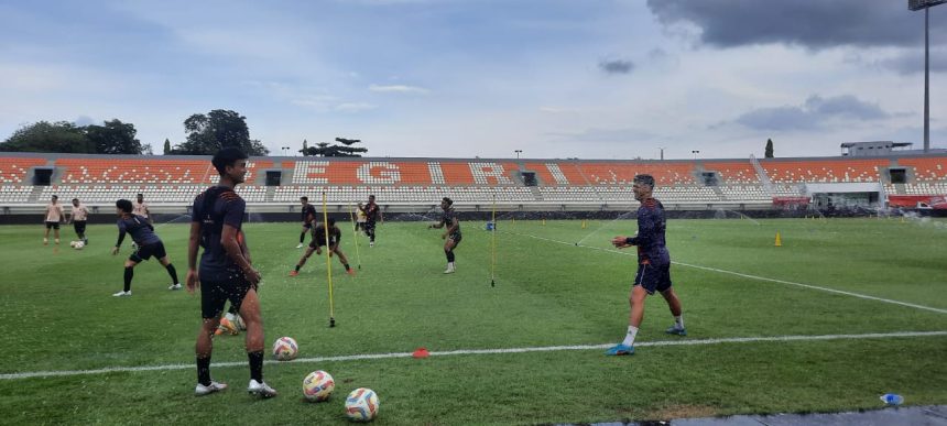 Para pemain Pesut Etam pun telah menjajal kondisi lapangan pada sesi latihan Jumat (14/2/2025) sore.