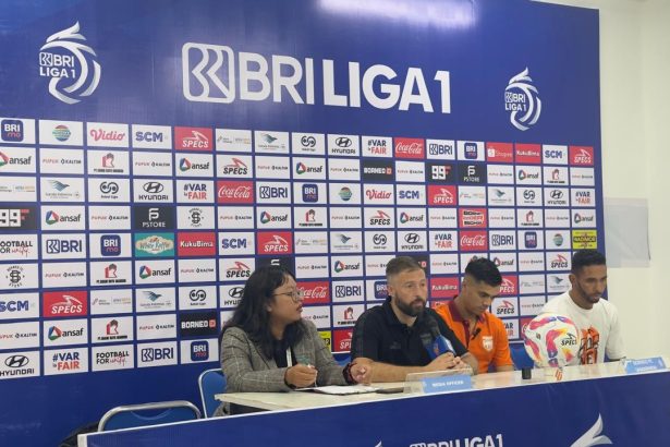 Pelatih Borneo FC, Joaquin Gomez saat sesi konferensi pers usai pertandingan.