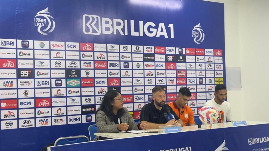 Pelatih Borneo FC, Joaquin Gomez saat sesi konferensi pers usai pertandingan.