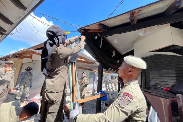 Satpol PP Kota Samarinda Saat Melakukan Pembongkaran Bangunan di Lorong Citra Niaga Samarinda.