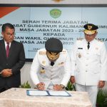 Gubernur Kaltim Rudy Mas'ud dan Wakil Gubernur Kaltim Seno Aji masa jabatan 2025-2030 serah terima jabatan (Sertijab) dengan Penjabat (Pj) Gubernur Kaltim Akmal Malik, di Ballroom Kantor Badan Penghubung Pemerintah Provinsi Kaltim, Jalan Kramat II Jakarta, Kamis, (20/2/2025).