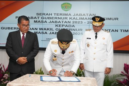Gubernur Kaltim Rudy Mas'ud dan Wakil Gubernur Kaltim Seno Aji masa jabatan 2025-2030 serah terima jabatan (Sertijab) dengan Penjabat (Pj) Gubernur Kaltim Akmal Malik, di Ballroom Kantor Badan Penghubung Pemerintah Provinsi Kaltim, Jalan Kramat II Jakarta, Kamis, (20/2/2025).