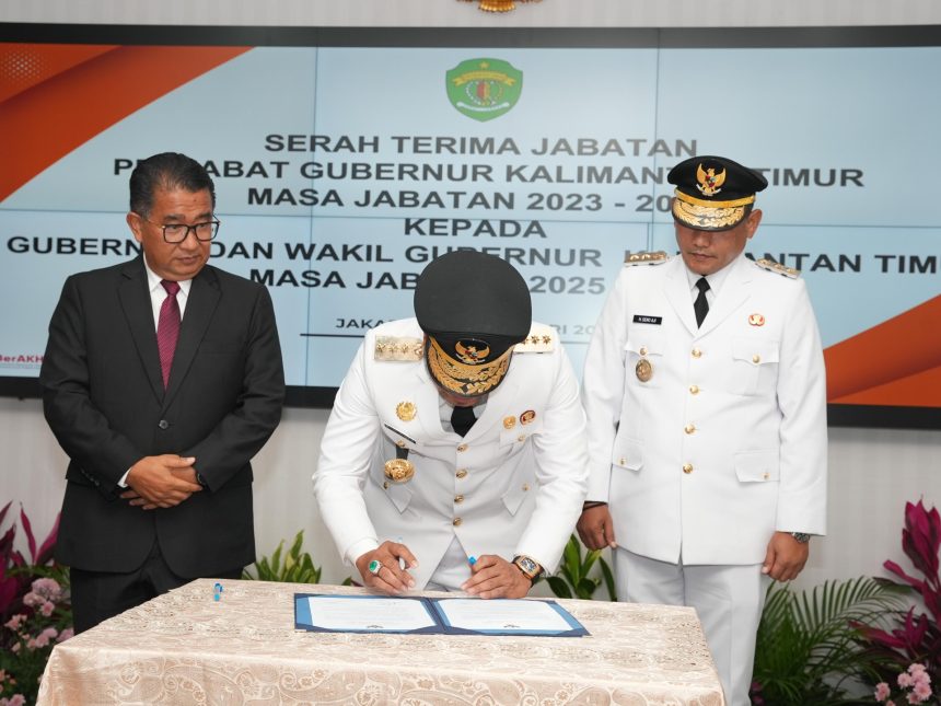 Gubernur Kaltim Rudy Mas'ud dan Wakil Gubernur Kaltim Seno Aji masa jabatan 2025-2030 serah terima jabatan (Sertijab) dengan Penjabat (Pj) Gubernur Kaltim Akmal Malik, di Ballroom Kantor Badan Penghubung Pemerintah Provinsi Kaltim, Jalan Kramat II Jakarta, Kamis, (20/2/2025).