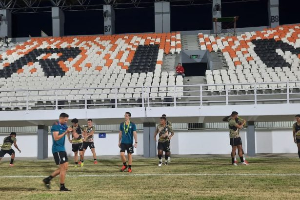Para pemain Borneo FC saat melakukan latihan jelang pertandingan.
