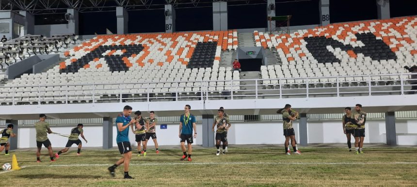 Para pemain Borneo FC saat melakukan latihan jelang pertandingan.