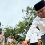 Gubernur Kaltim, Rudy Mas'ud saat menziarahi kuburan kedua orang tuanya yang ada di Tempat Pemakaman Umum (TPU) Taman Merdeka, Balikpapan Barat.(Ist)