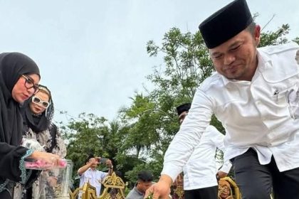 Gubernur Kaltim, Rudy Mas'ud saat menziarahi kuburan kedua orang tuanya yang ada di Tempat Pemakaman Umum (TPU) Taman Merdeka, Balikpapan Barat.(Ist)