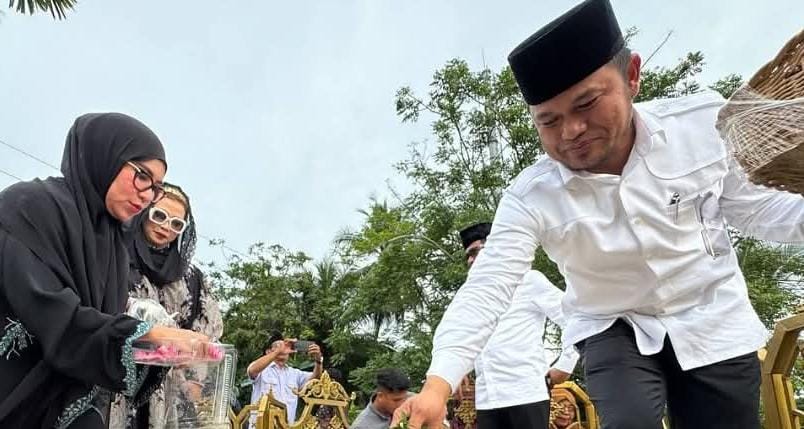 Gubernur Kaltim, Rudy Mas'ud saat menziarahi kuburan kedua orang tuanya yang ada di Tempat Pemakaman Umum (TPU) Taman Merdeka, Balikpapan Barat.(Ist)