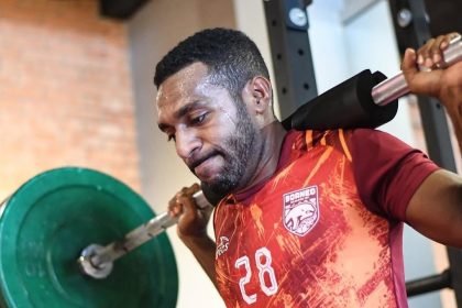 Para pemain Borneo FC Samarinda saat latihan fisik.