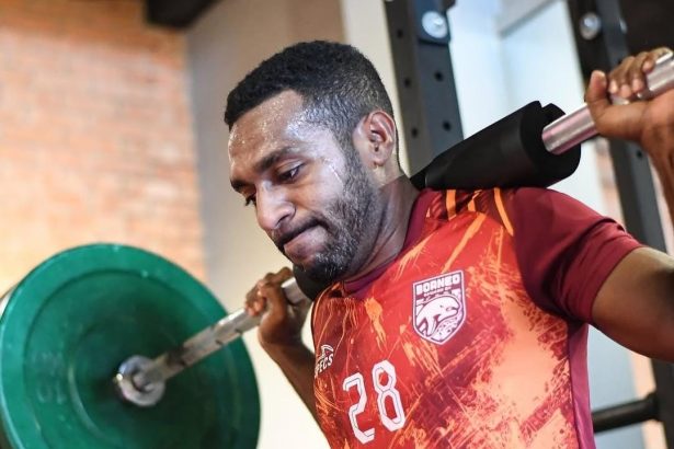 Para pemain Borneo FC Samarinda saat latihan fisik.