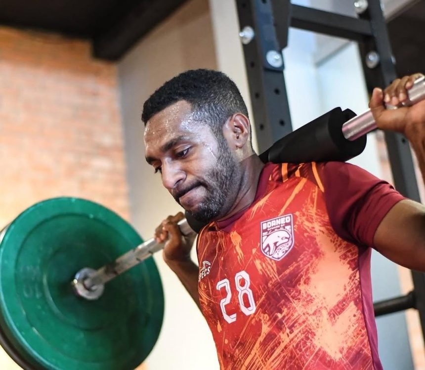 Para pemain Borneo FC Samarinda saat latihan fisik.