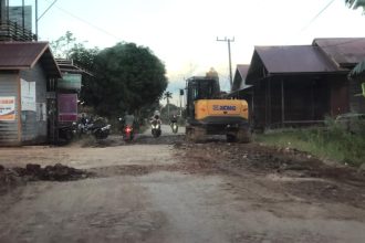 Perbaikan jalan di Desa Sebulu Modern.
