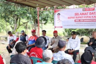 Bupati Edi Damansyah saat berdialog dengan kelompok tani di Gapoktan Rapak Lambur.