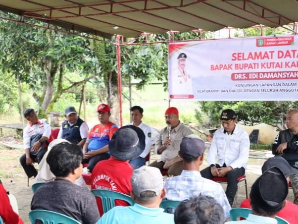 Bupati Edi Damansyah saat berdialog dengan kelompok tani di Gapoktan Rapak Lambur.
