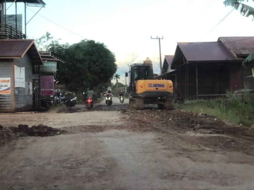 Perbaikan jalan di Desa Sebulu Modern.