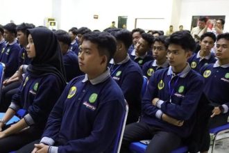 Bupati Kukar, Edi Damansyah membuka secara resmi Binlat bagi calon mahasiswa PKN STAN, di ruang serbaguna Dispora, Selasa (6/5/2025).