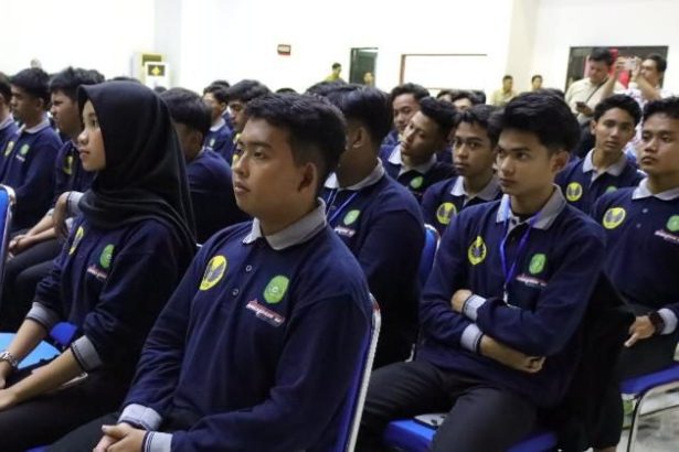 Bupati Kukar, Edi Damansyah membuka secara resmi Binlat bagi calon mahasiswa PKN STAN, di ruang serbaguna Dispora, Selasa (6/5/2025).