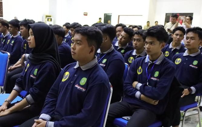 Bupati Kukar, Edi Damansyah membuka secara resmi Binlat bagi calon mahasiswa PKN STAN, di ruang serbaguna Dispora, Selasa (6/5/2025).