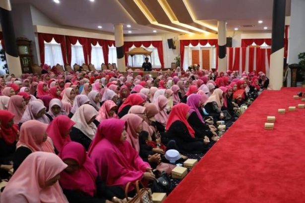 Pengurus dan anggota Majelis Taklim dari Tenggarong dan Loa Kulu bersilaturahmi dengan Bupati Kutai Kartanegara (Kukar) Edi Damansyah di Pendopo Odah Etam.