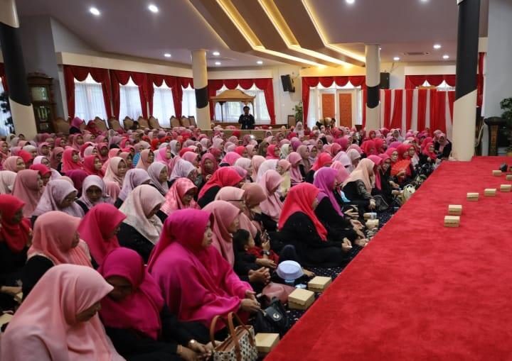 Pengurus dan anggota Majelis Taklim dari Tenggarong dan Loa Kulu bersilaturahmi dengan Bupati Kutai Kartanegara (Kukar) Edi Damansyah di Pendopo Odah Etam.