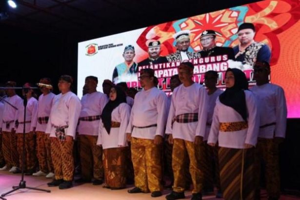 Pelantikan pengurus cabang Sempekat Keroan Kutai Kecamatan Loa Kulu yang berlangsung di Lapangan Sepak Bola Kecamatan Loa Kulu.