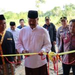 Bupati Kukar Edi Damansyah meresmikan gedung baru SMP Negeri 6 Muara Muntai dan Posyandu.