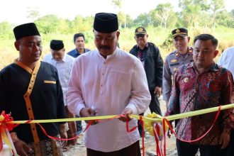 Bupati Kukar Edi Damansyah meresmikan gedung baru SMP Negeri 6 Muara Muntai dan Posyandu.