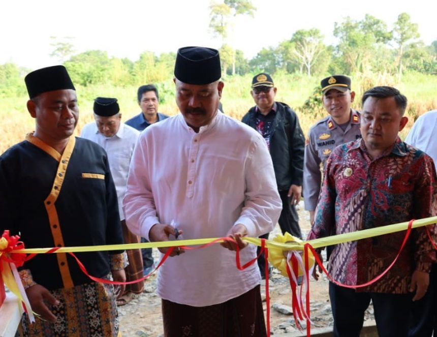 Bupati Kukar Edi Damansyah meresmikan gedung baru SMP Negeri 6 Muara Muntai dan Posyandu.