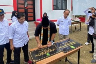 Bupati Kukar, Edi Damansyah meresmikan Kantor Lurah dan Gedung BPU Kelurahan Bukit Biru, Kecamatan Tenggarong.