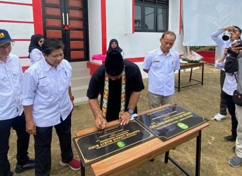 Bupati Kukar, Edi Damansyah meresmikan Kantor Lurah dan Gedung BPU Kelurahan Bukit Biru, Kecamatan Tenggarong.