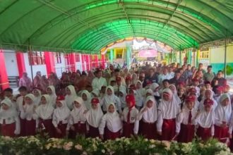 Bupati Kukar, Edi Damansyah meresmikan gedung sekolah dasar di Kecamatan Muara Badak, Jumat (9/5/2025).