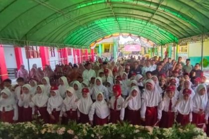 Bupati Kukar, Edi Damansyah meresmikan gedung sekolah dasar di Kecamatan Muara Badak, Jumat (9/5/2025).