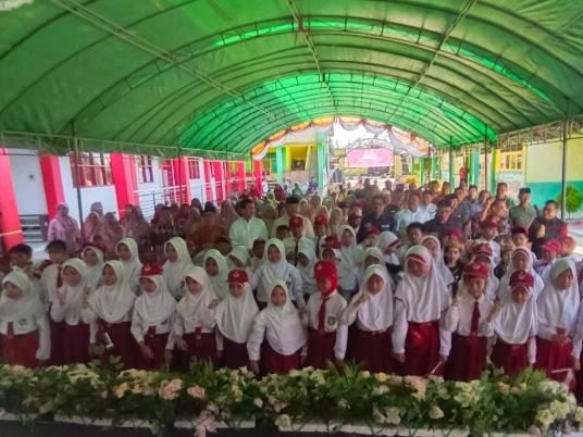 Bupati Kukar, Edi Damansyah meresmikan gedung sekolah dasar di Kecamatan Muara Badak, Jumat (9/5/2025).