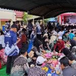 Ulang tahun ke-60 Kecamatan Sebulu dirayakan dengan Beseprah dan doa bersama di halaman Kantor Camat Sebulu, Selasa (13/05/2025).