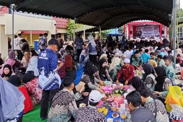 Ulang tahun ke-60 Kecamatan Sebulu dirayakan dengan Beseprah dan doa bersama di halaman Kantor Camat Sebulu, Selasa (13/05/2025).