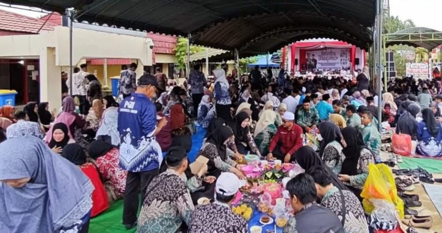 Ulang tahun ke-60 Kecamatan Sebulu dirayakan dengan Beseprah dan doa bersama di halaman Kantor Camat Sebulu, Selasa (13/05/2025).