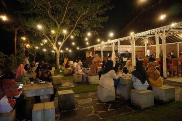 Wakil Bupati Kukar, Rendi Solihin sharing session yang digelar di Caffe Tebing Breksi, Yogyakarta, Sabtu malam (9/5/2025).