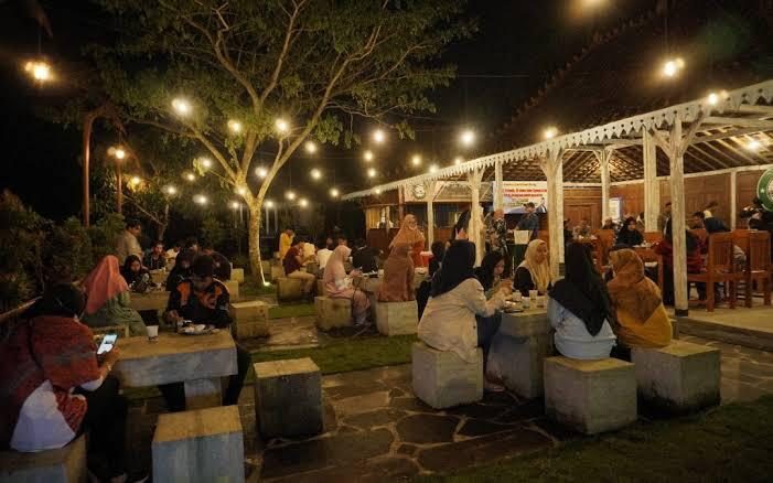 Wakil Bupati Kukar, Rendi Solihin sharing session yang digelar di Caffe Tebing Breksi, Yogyakarta, Sabtu malam (9/5/2025).