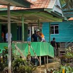 Kepala Desa Batuah, Abdul Rasyid saat melakukan tinjauan warga sekitar terdampak banjir.