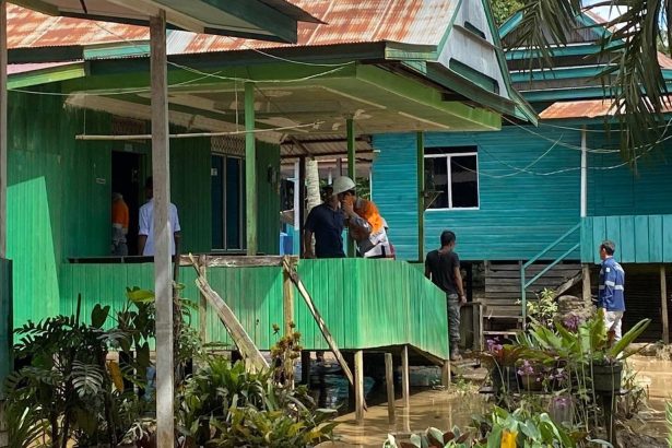 Kepala Desa Batuah, Abdul Rasyid saat melakukan tinjauan warga sekitar terdampak banjir.