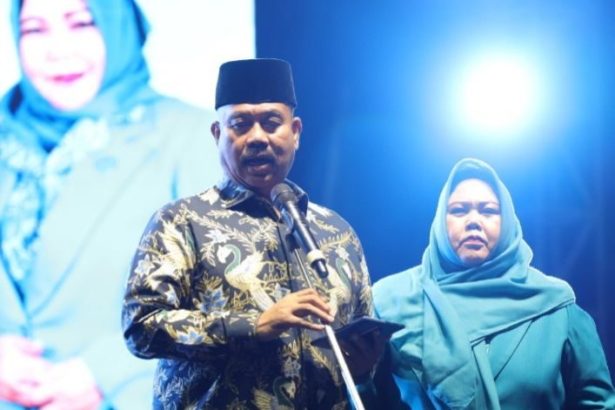 Bupati Kukar, Edi Damansyah menutup secara resmi rangkaian kegiatan Peringatan HKG PKK ke-53 Tahun 2025 di Lapangan Sepakbola Kecamatan Muara Badak