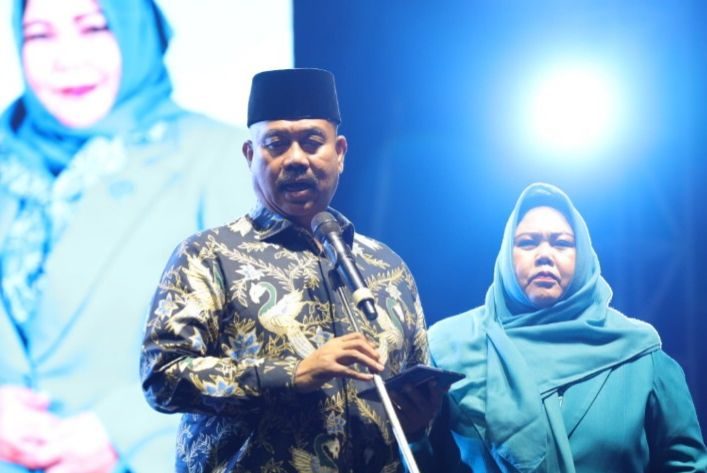 Bupati Kukar, Edi Damansyah menutup secara resmi rangkaian kegiatan Peringatan HKG PKK ke-53 Tahun 2025 di Lapangan Sepakbola Kecamatan Muara Badak