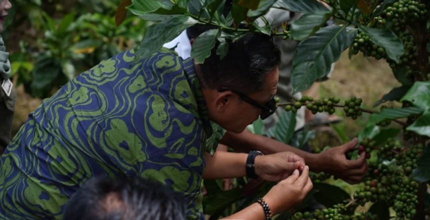 Desa Prangat Baru, Kecamatan Marang Kayu, meninjau pembangunan Rest Area “Odah Singgah” dan berdialog dengan para kepala desa serta petani kopi luwak.