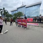 Unjuk rasa di depan kantor Gubernur Kaltim oleh Forkop Kaltim.