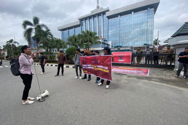 Unjuk rasa di depan kantor Gubernur Kaltim oleh Forkop Kaltim.