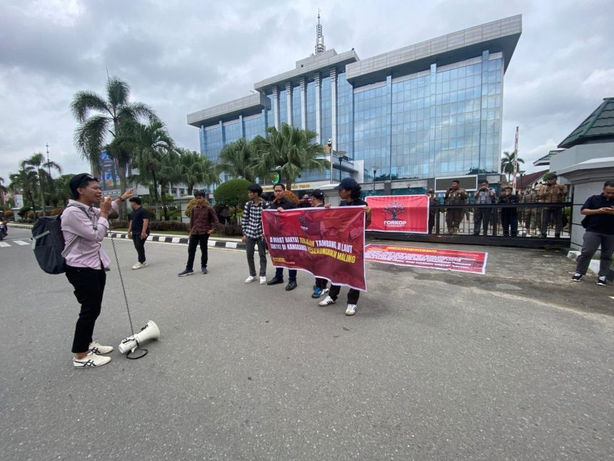Unjuk rasa di depan kantor Gubernur Kaltim oleh Forkop Kaltim.
