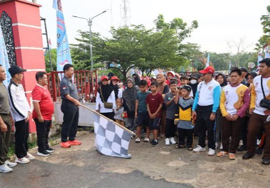 Sekda Kukar, Sunggono Lepas Jalan Sehat di Halaman Kantor Camat Muara Badak