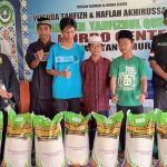 Sekda Kukar, Sunggono, melepas secara simbolis distribusi beras dari Pasukan Amal Sholeh (PASKAS) Kukar