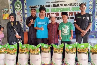 Sekda Kukar, Sunggono, melepas secara simbolis distribusi beras dari Pasukan Amal Sholeh (PASKAS) Kukar